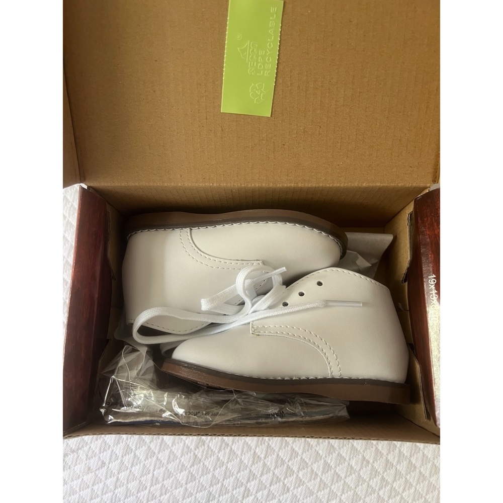 New Footmates Todd Dress White Shoe Size 4